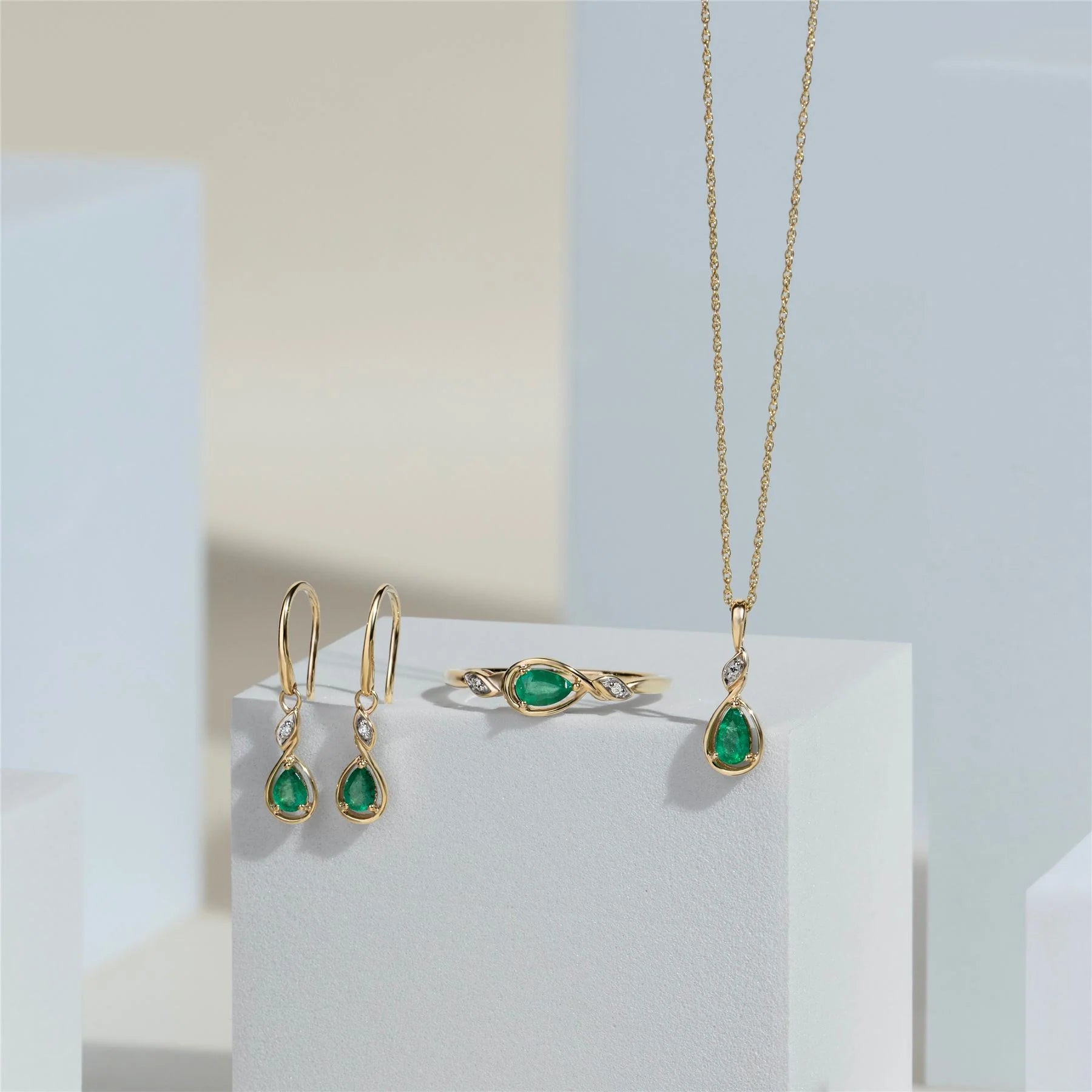 Lumina Oval Ring (Emerald Edition)