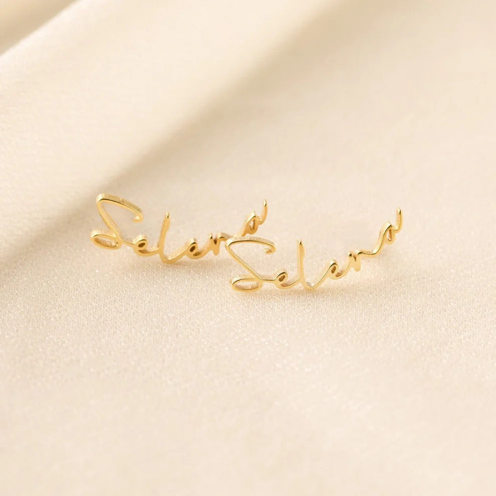 Gold bracelet with 'Selen' text on a beige background